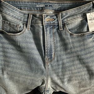 Old Navy women’s jeans size 6 long. Brand new with tags, never worn.